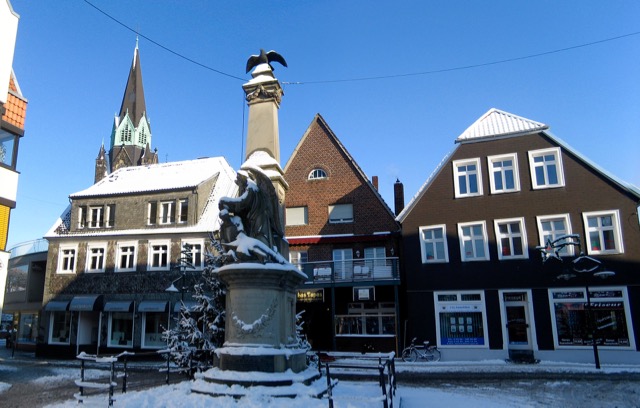 Datei:Marktplatz Denkmal Winter.jpg