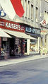 Ladenzeile an der Oststraße: „Kaisers“ und Adler-Apotheke.